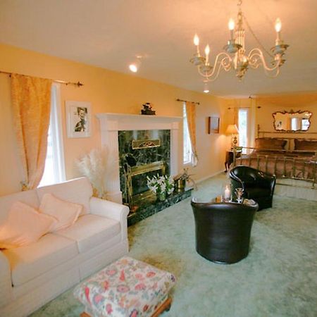 Bed and Breakfast Hemingway'S By The Sea Виктория Номер фото