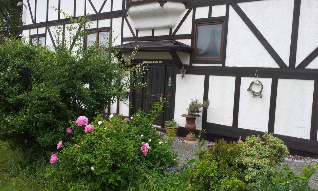 Bed and Breakfast Hemingway'S By The Sea Виктория Экстерьер фото