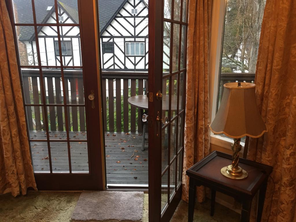 Bed and Breakfast Hemingway'S By The Sea Виктория Экстерьер фото