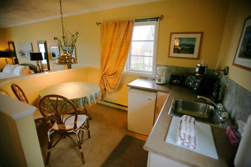 Bed and Breakfast Hemingway'S By The Sea Виктория Экстерьер фото