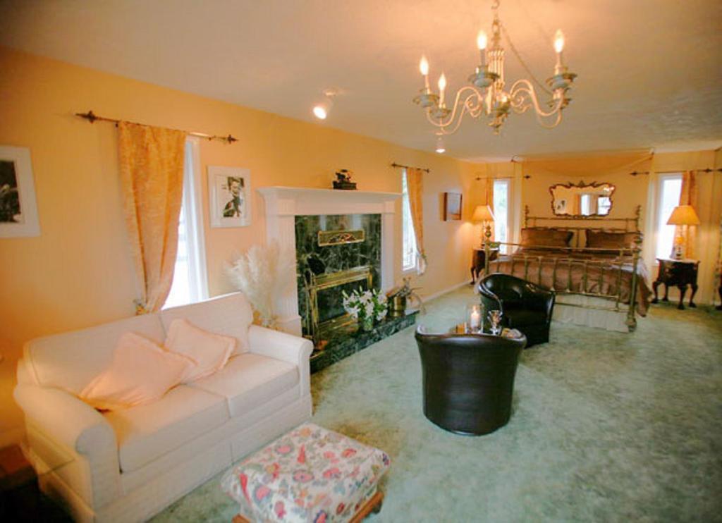 Bed and Breakfast Hemingway'S By The Sea Виктория Номер фото