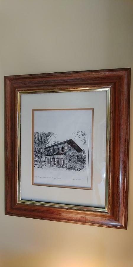 Bed and Breakfast Hemingway'S By The Sea Виктория Экстерьер фото