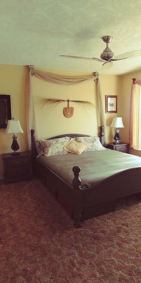 Bed and Breakfast Hemingway'S By The Sea Виктория Экстерьер фото