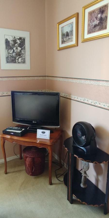 Bed and Breakfast Hemingway'S By The Sea Виктория Экстерьер фото