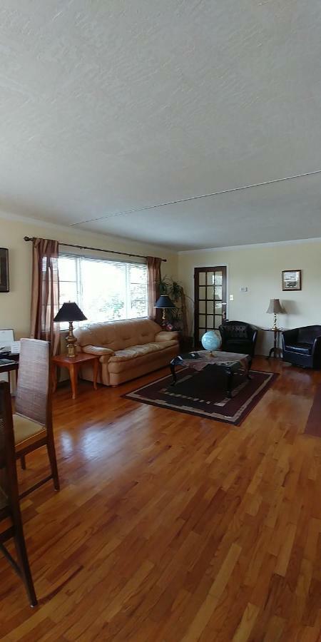 Bed and Breakfast Hemingway'S By The Sea Виктория Экстерьер фото